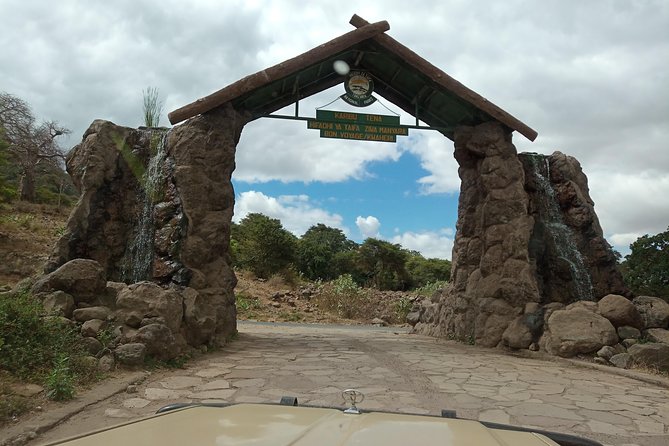 5 Days Tanzania Safari from Mwanza to Arusha - Day 4: Descending into Ngorongoro Crater