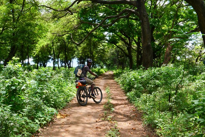 Cycling through the TPC plantations - The TPC Club and lunch at Planters