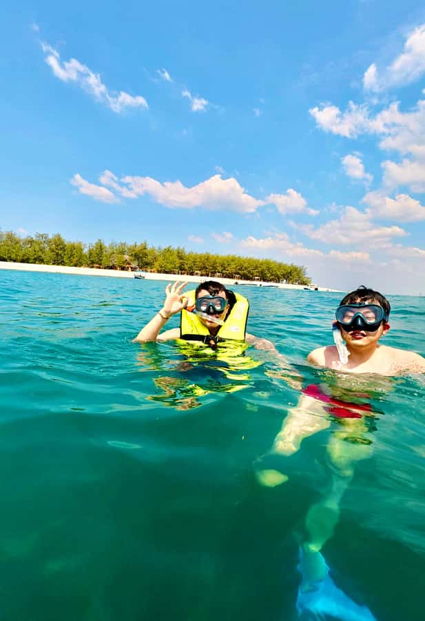 DAR ES SALAAM: MBUDYA ISLAND SNORKELING TOUR & BEACH VIBES - Snorkeling the shallow reefs