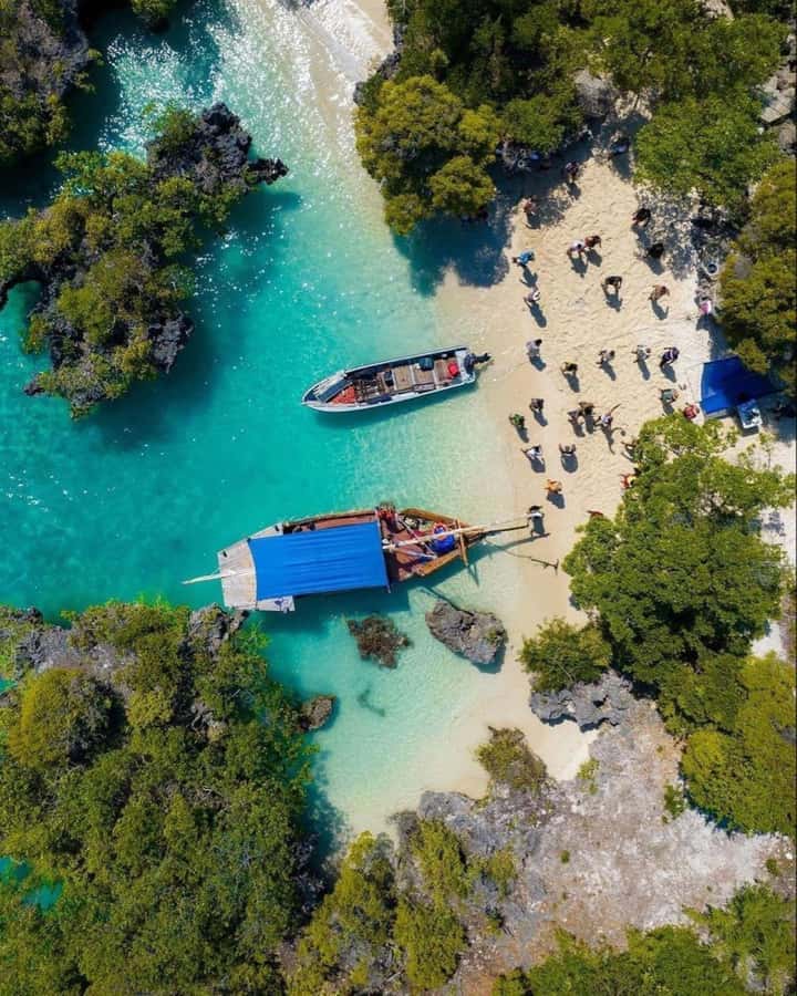 From Paje/Jambian: Safari Blue Snorkelling with Lunch - Seafood barbecue on an island