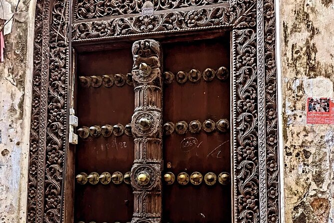 Historical Walking Tour in Zanzibar - Darajani Market shows Stone Town at work