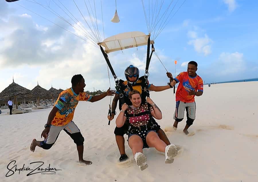 Kendwa: Tandem Skydive in Zanzibar - The short briefing and safety setup