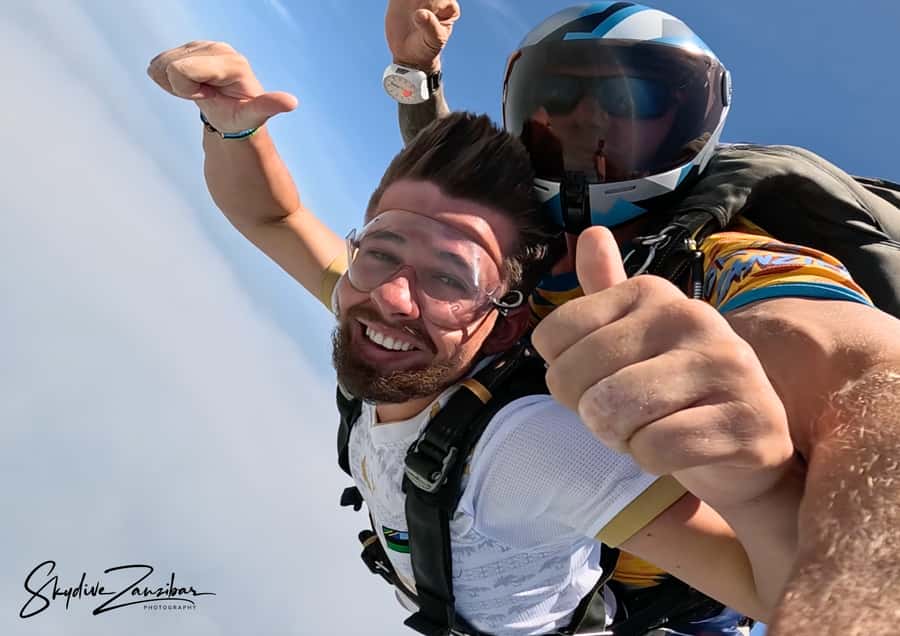 Kendwa: Tandem Skydive in Zanzibar - Arriving at the beach office beside the pool