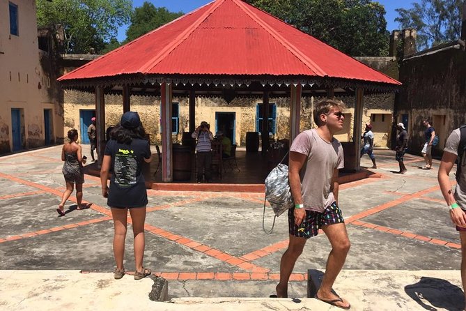 Prison Island and Nakupenda Private tour - Full day + Seafood Buffet - What arrives on the beach table
