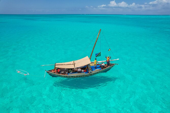 Private/Sharing: Snorkeling with Dolphins Sandbank in Mnemba - Looking for dolphins on the way to Mnemba