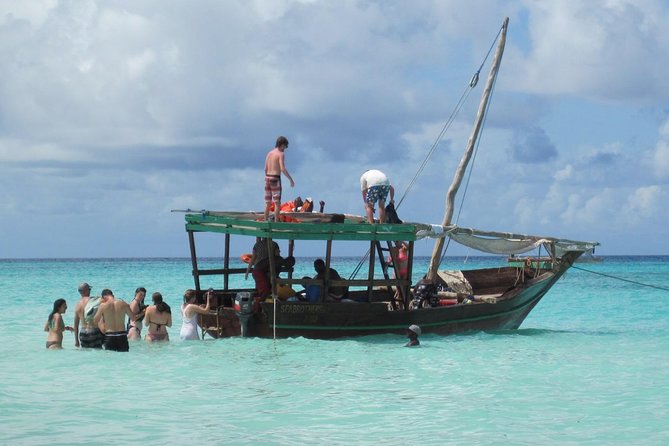 Snorkeling at Mnemba Atoll - The seafood lunch, fruit, and water