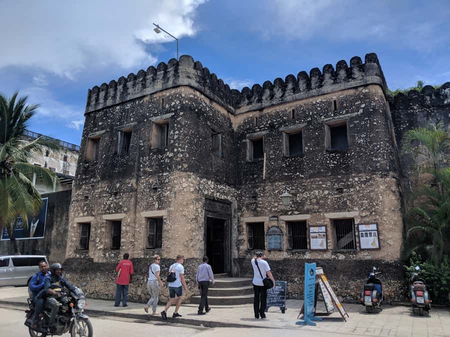 Stonetown Historical Walking Tour & Traditional Lunch - Seeing the city market and live fish auction